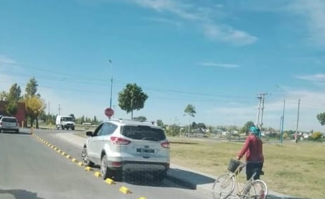 Ayer por la tarde, una camioneta transitaba por la nueva ciclovía. Foto gentileza.