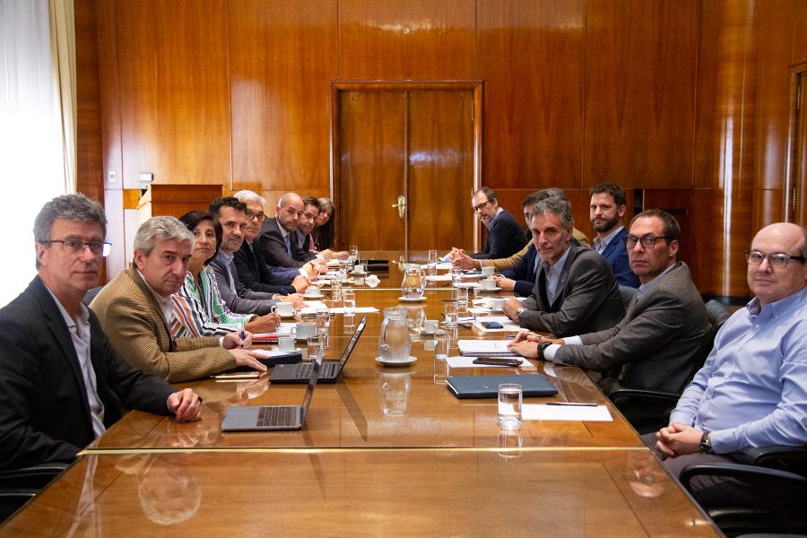 Martínez y Domínguez plantearon la necesidad de producir a pleno a las refinerías. 