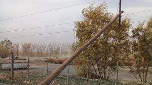 Lo que dejó el temporal de viento: cortes de luz, caída de postes y voladuras de techos en Roca