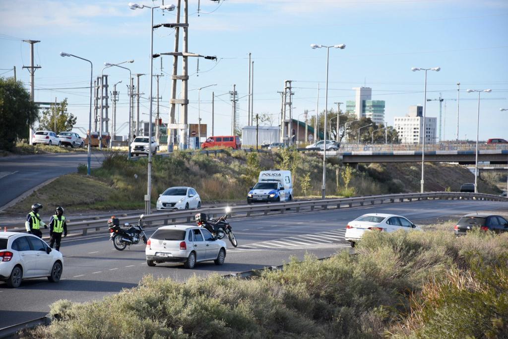 Los inspectores de Tránsito del municipio desviaban el flujo de ingreso por ex ruta 7 en las vías laterales, por el sector de Salud Pública para reordenar el regreso a la multitrocha a la altura de Alta Barda (foto Matías Subat)