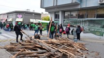 Imagen de ATE acampa frente a Desarrollo Humano en Viedma