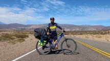 Imagen de Recorrió la ruta 40 en bicicleta con la camiseta de Boca, lo ayudaron hasta los de River