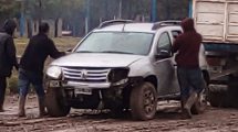 Imagen de Perdió el control de su camioneta y cayó en un desagüe del barrio 60 Viviendas, en Roca