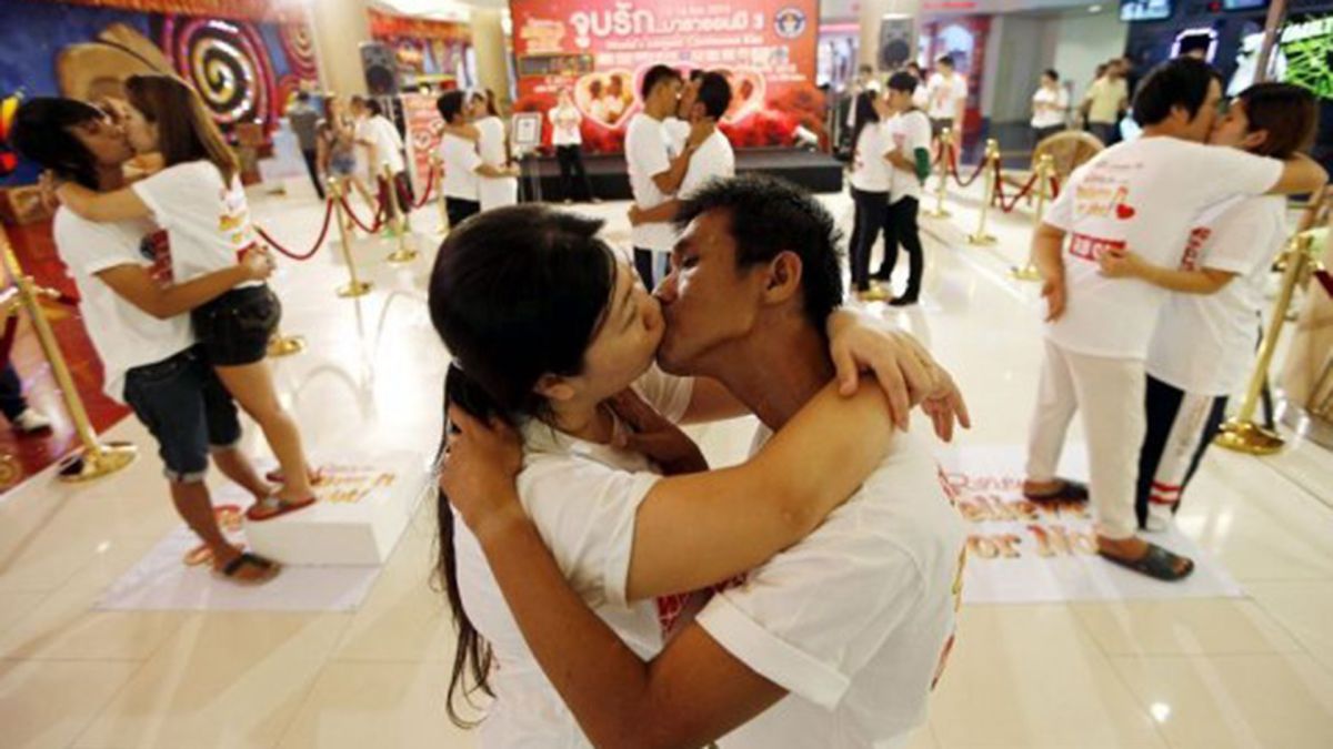 Ekkachai y Laksana Tiranarat son los dueños del Récord Guinness del beso más largo de la historia. En su conmemoración se celebra el Día Internacional del Beso.