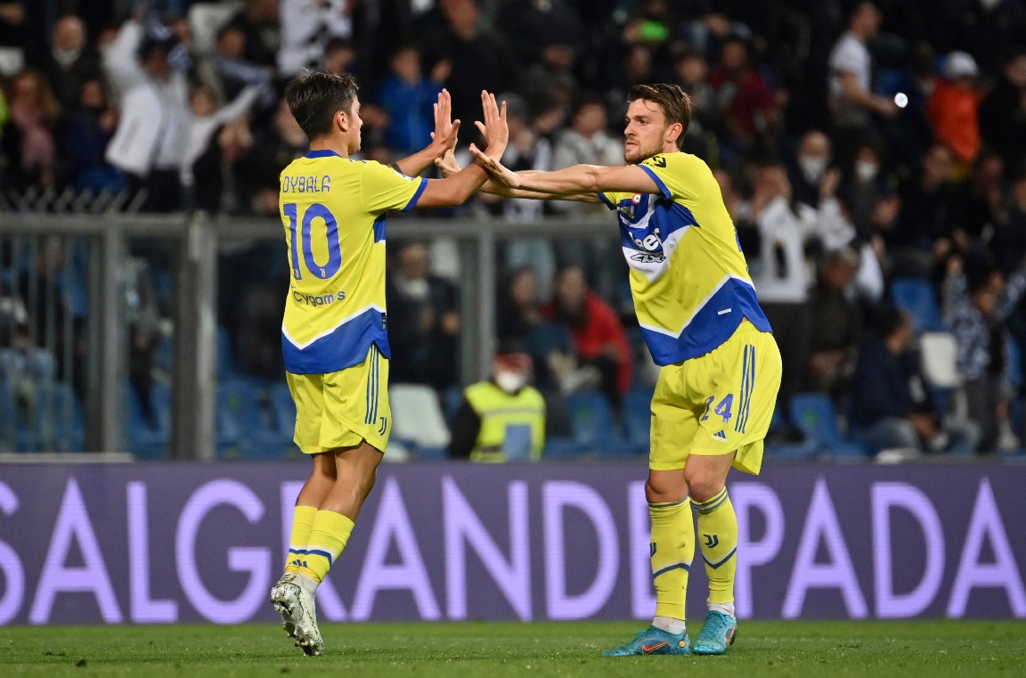 Paulo Dybala festeja con su compañero Daniele Rugani su gol de hoy contra Sassuolo en el fútbol de Italia. Foto: AP