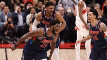 Imagen de Joel Embiid y un triple para la historia en la NBA