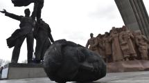 Imagen de Kiev demolió un monumento soviético que celebraba la amistad entre Rusia y Ucrania