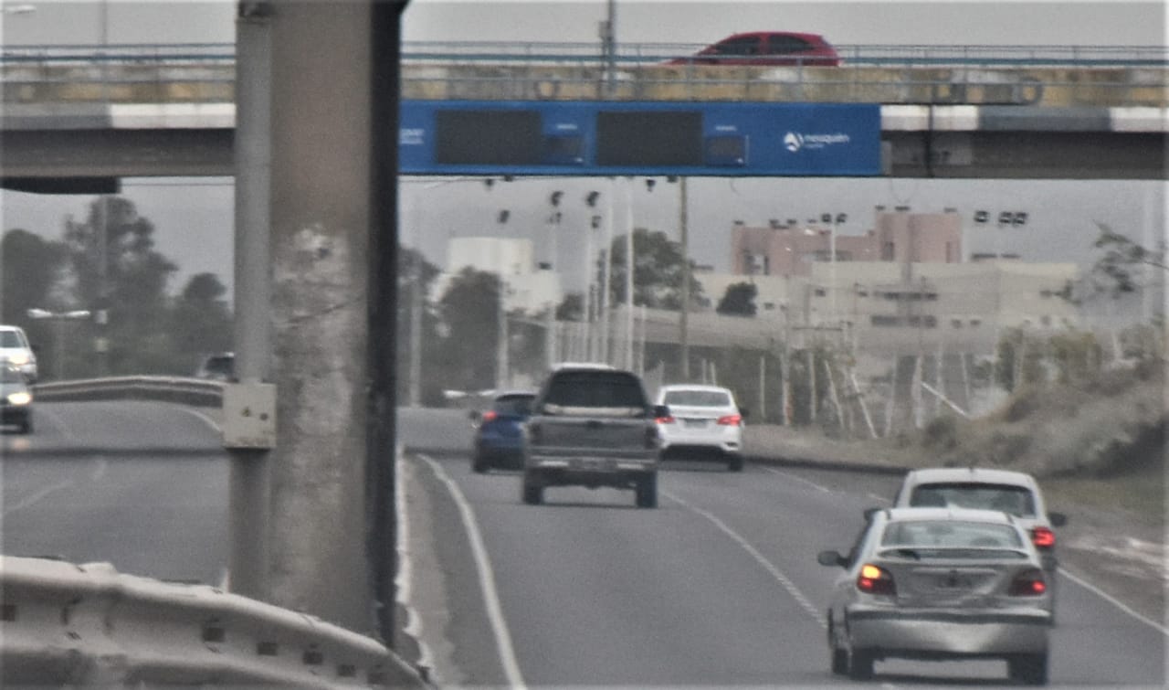 Pórtico descompuesto en el acceso norte de la ciudad de Neuquén (foto Yamil Regules)