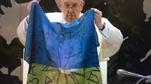 Imagen de El papa Francisco desplegó una bandera de Ucrania y denunció las «atrocidades» en Bucha