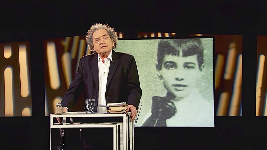 Piglia y un niño llamado Borges. durante uno de los ciclos televisivos de 2012.