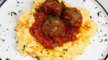 Imagen de Alta polenta cremosa con albóndigas