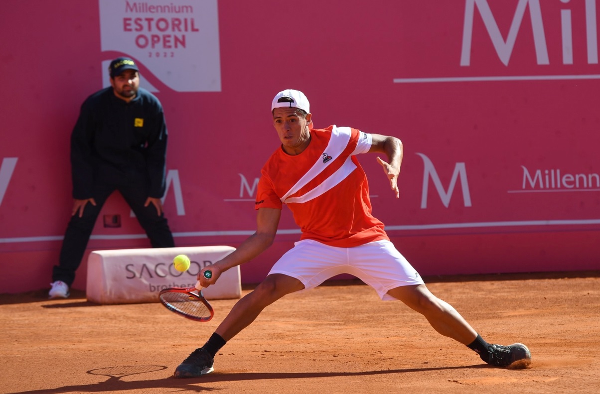 Seba Báez y otro éxito en el certamen de Estoril. Es el único argentino que queda en carrera para semis. 