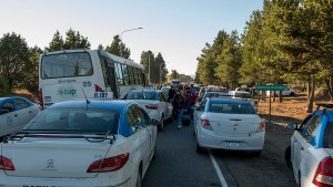 Una protesta obligó a los turistas a salir a pie del aeropuerto de Bariloche durante dos horas