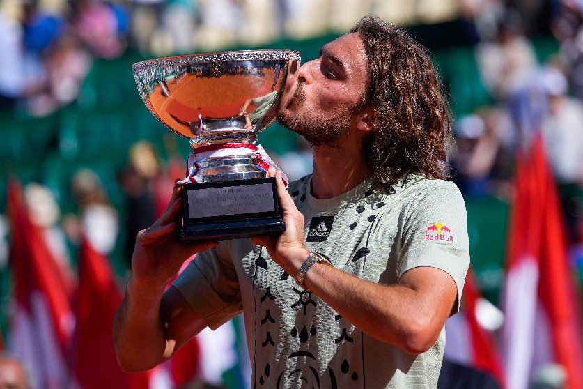 Tsitsipas y el trofeo de Montecarlo, un romance que se extiende por otro año más en el circuito. Foto: AP