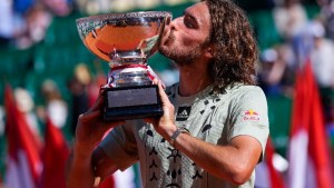 Tsitsipas completó una semana inolvidable y es bicampeón de Montecarlo