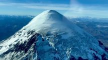 Imagen de John volvió a la cumbre del volcán Lanín, después de 50 años, y la capturó desde el cielo