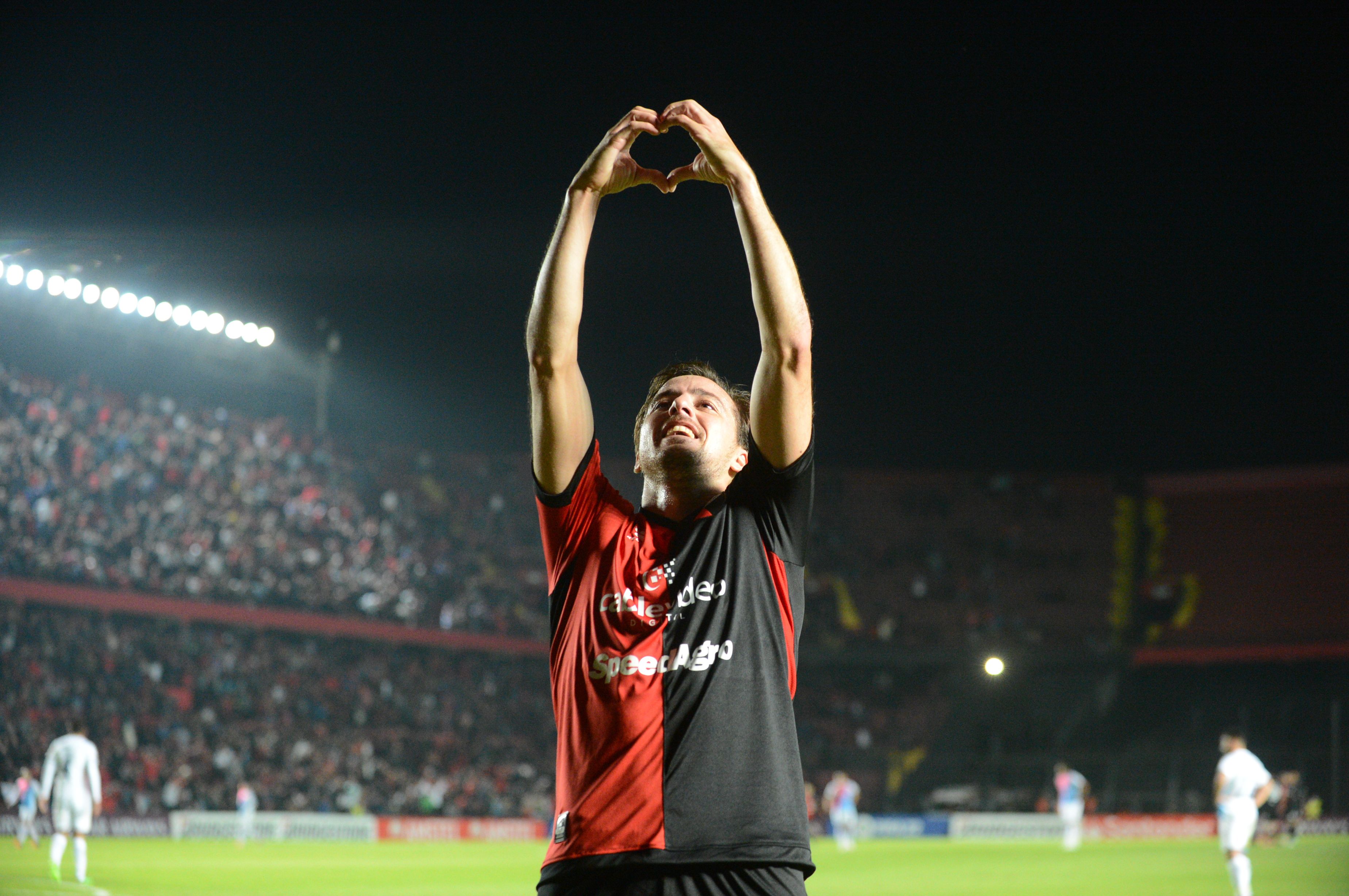 Cristian Berbardi festeja el segundo gol de Colón en el Cementerio. (Foto/Télam)