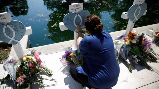 La comunidad de Uvalde, en Texas, atraviesa el duelo tras la matanza de la semana pasada. Foto: Reuters.-