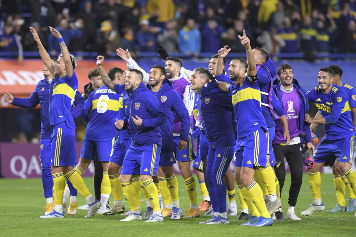 Festejo grupal de Boca. Además de ser el campeón del torneo local, se metió en octavos de la Libertadores. Télam/Julián Alvarez