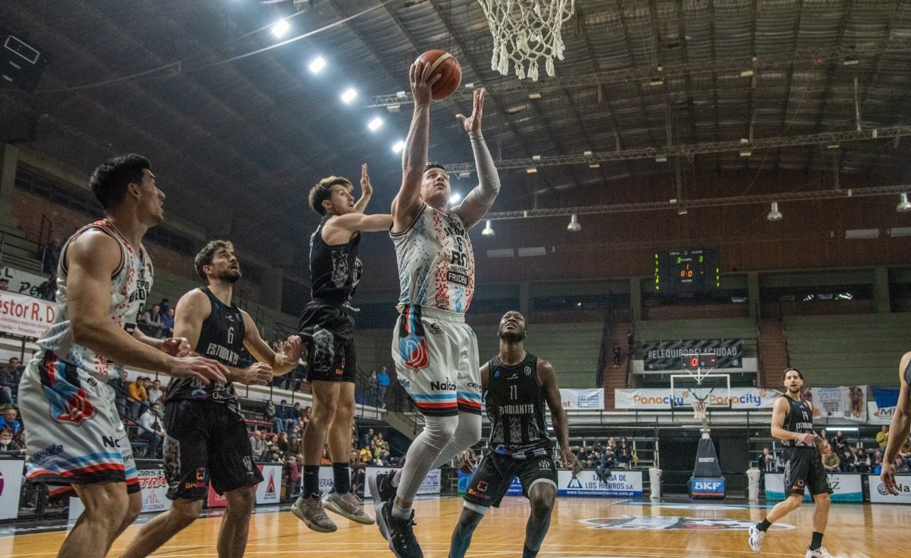 Viedma lo ganó de forma agónica y está en la final de la Conferencia Sur. (Foto: Cristian Perco - Prensa Estudiantes)