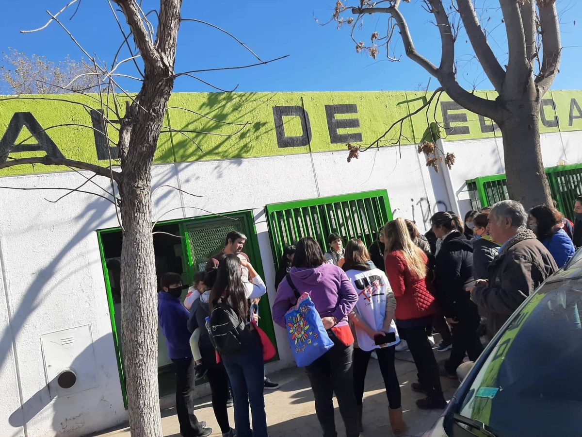 La fumigación fue ordenada por el consejo de educación de Cipolletti. Foto: Gentileza.