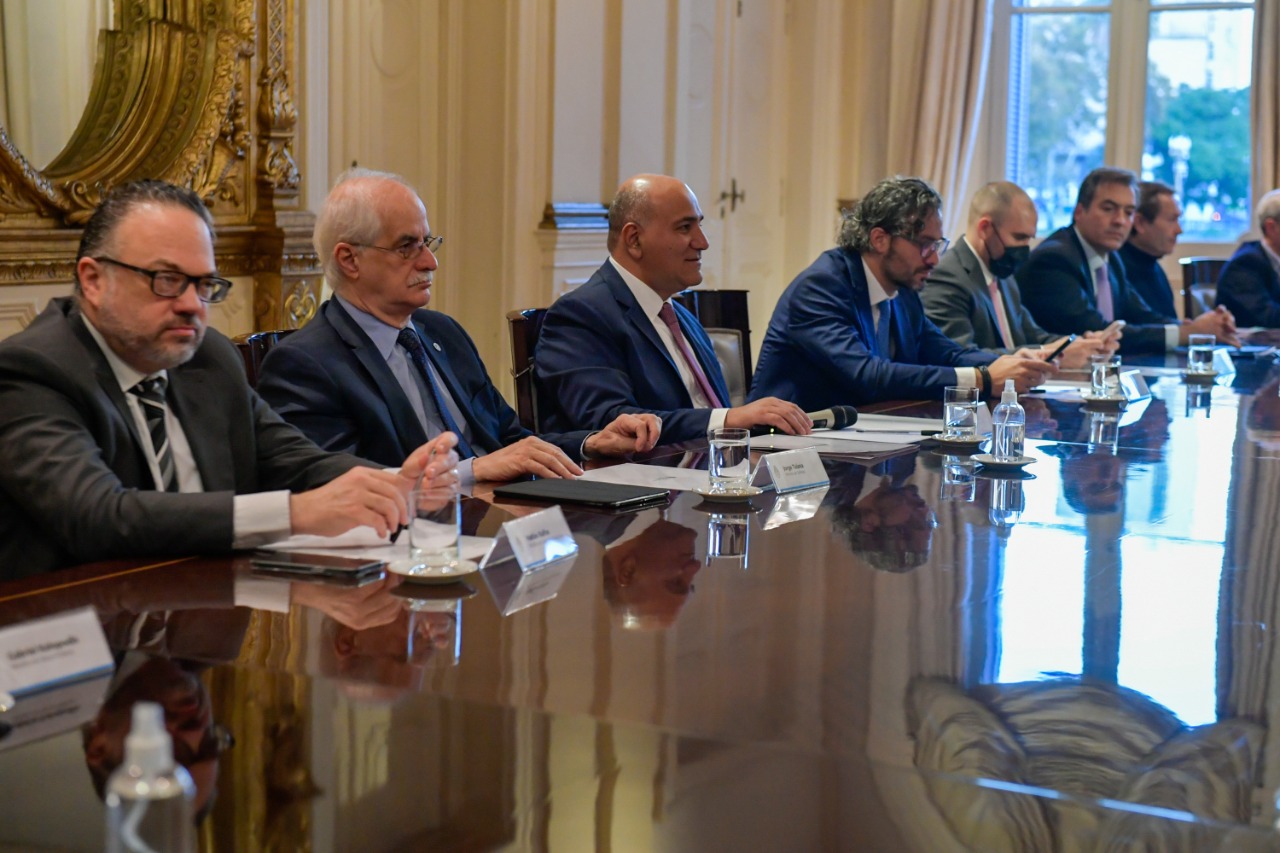 Gestos serios en la primera reunión de Gabinete en seis meses.