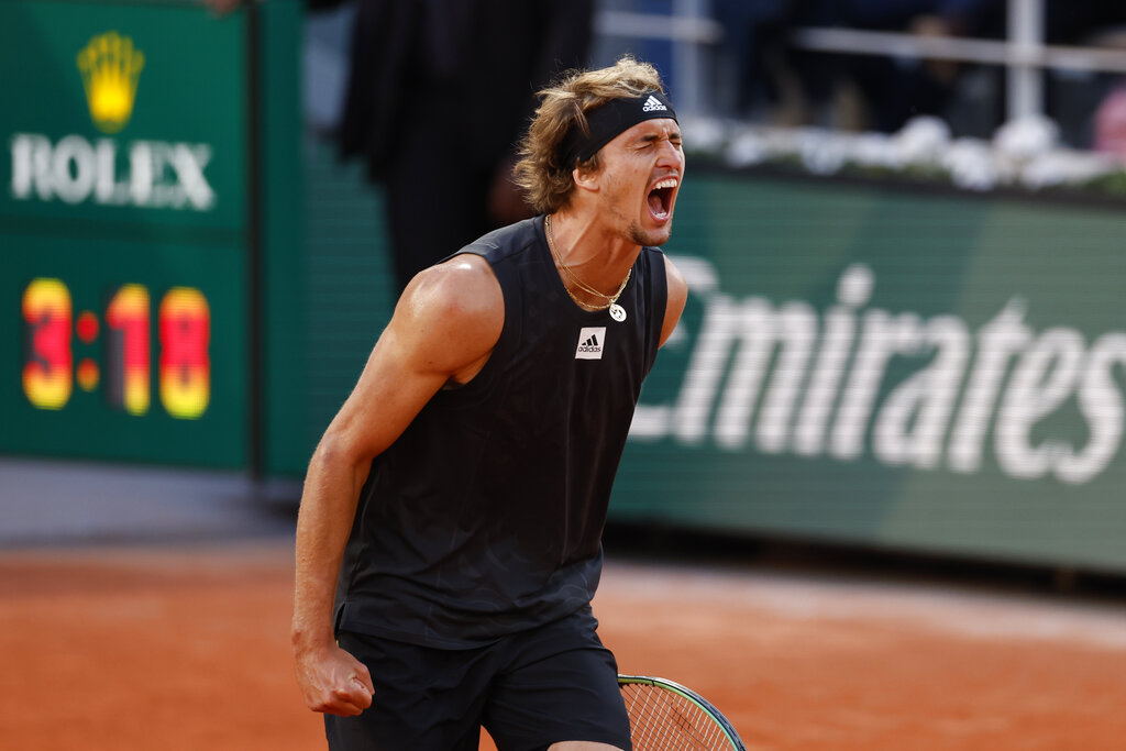 Zverev celebra a puro grito su pase a la semifinal de Roland Garros. (AP Photo/Jean-Francois Badias)