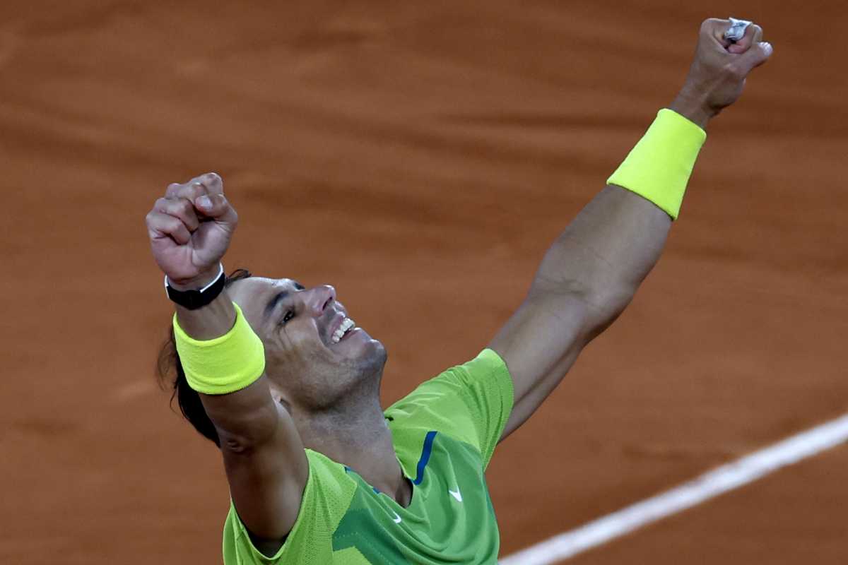 Rafael Nadal levanta los brazos en la cancha central de París. (AP Photo/Jean-Francois Badias)