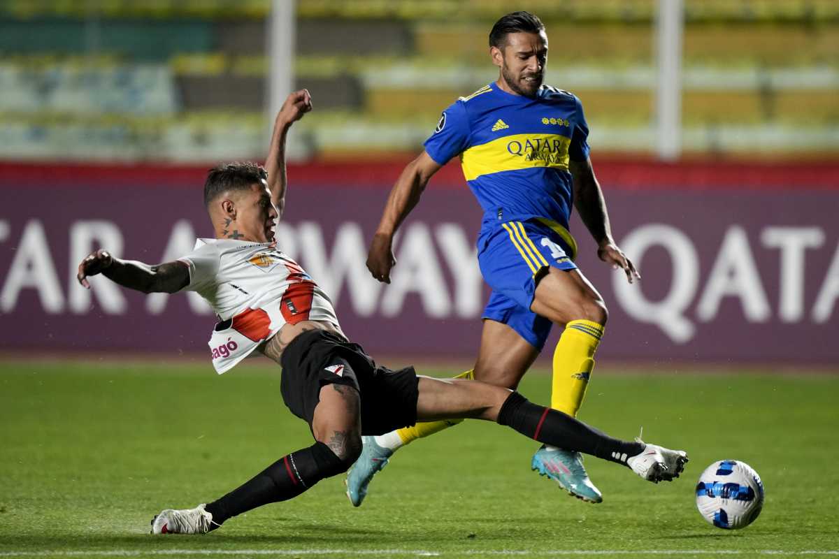 Salvio le gana a Cabrera en el triunfo de Boca sobre Always Ready. (AP Photo/Juan Karita)