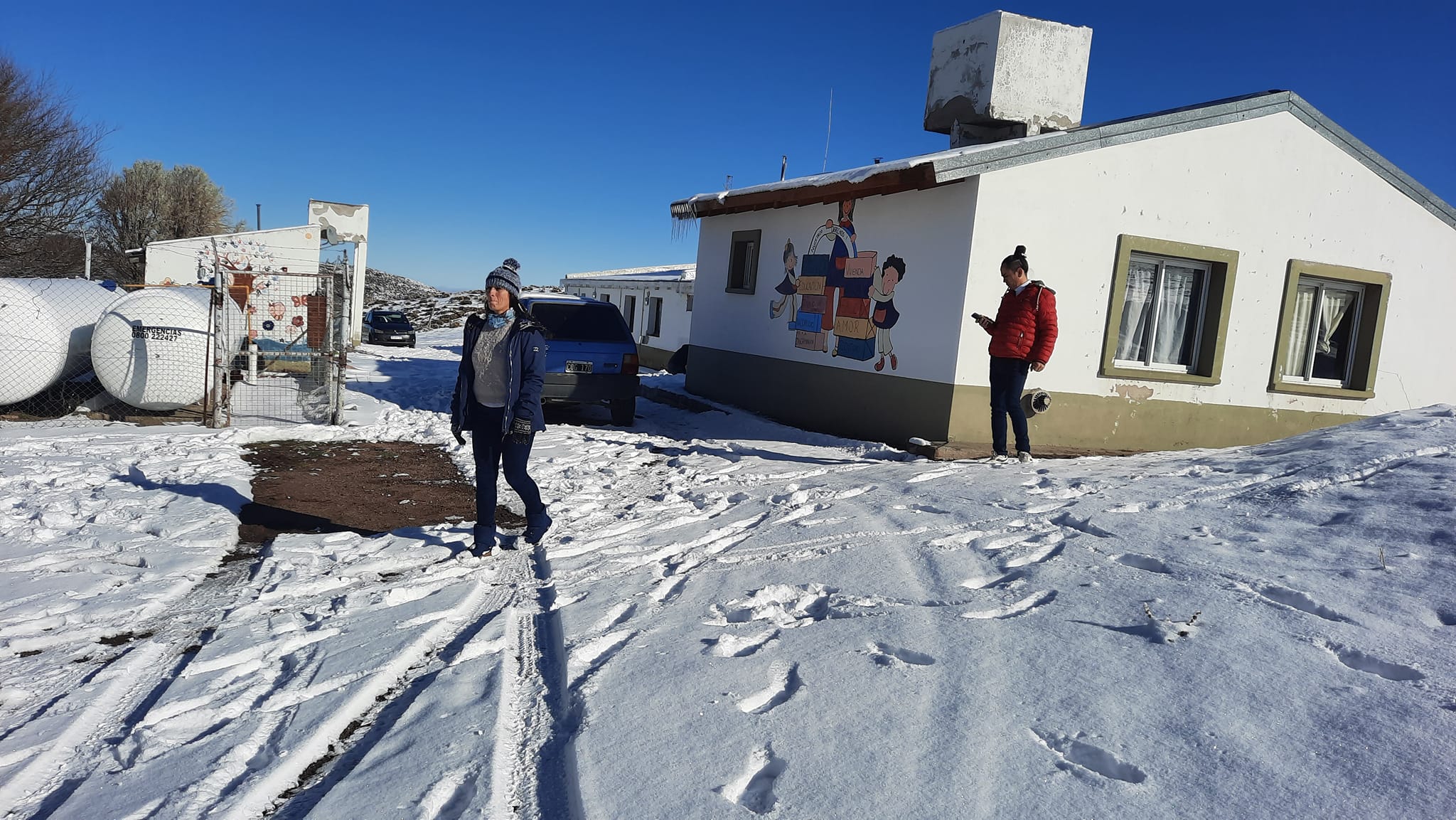 El pasado 25 de mayo Lipetrén Grande se cubrió con un manto de nieve que alcanzó los 15 cm. Foto: Gentileza. 