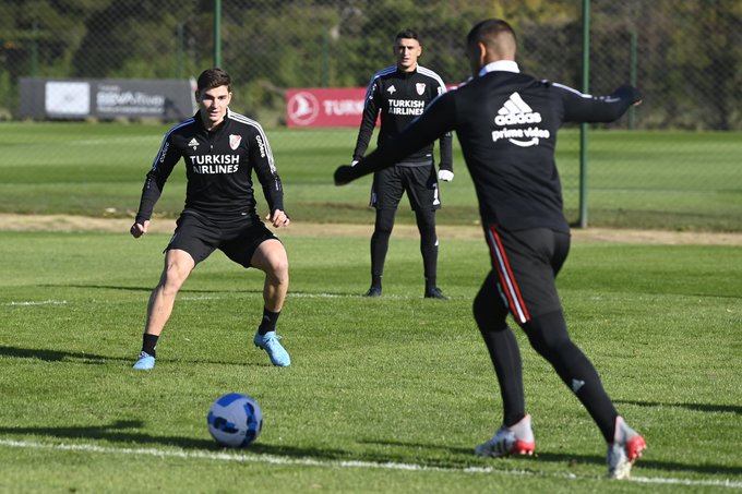 Julián Álvarez viene de cortar la sequía goleadora ante Sarmiento y hoy será titular ante el Fortaleza.