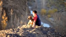 Imagen de La tierna postal del niño y su perro que no se pierden el paso de los crianceros