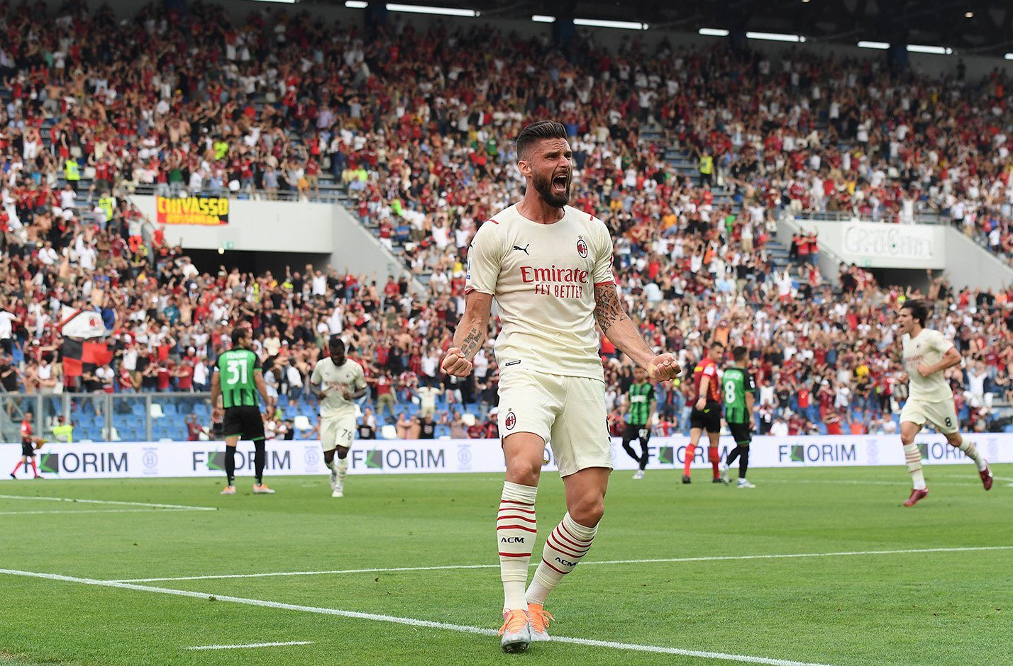 Olivier Giroud festeja uno de sus dos goles de la tarde. Milan es el campeón de Italia.