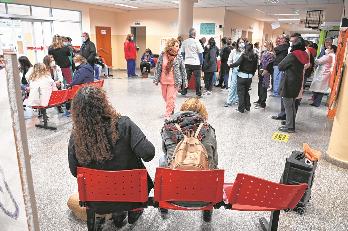 El personal del  hospital Zatti de Viedma se concentró ayer en el hall central y la atención médica se limitó a las urgencias. Foto: Marcelo Ochoa