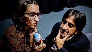 Teatro: una mujer excéntrica y un hombre cualquiera protagonizan «La historia de llorar por él»