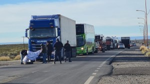 Trabajadores despedidos del hospital mantienen el corte de la Ruta 22 en Plaza Huincul