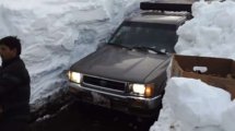 Imagen de Una pared de nieve: así rescataron la camioneta que asistía al criancero Tomás Sura