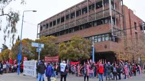 Postergaron el juicio por la toma de la UNRN pero igual protestaron en el juzgado de Roca