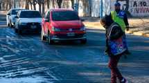 Imagen de Las calles de Roca se convirtieron en una «pista de patinaje» por el hielo en el asfalto