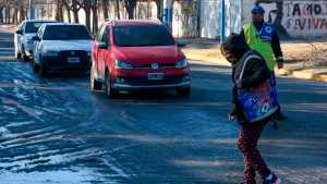 Las calles de Roca se convirtieron en una «pista de patinaje» por el hielo en el asfalto