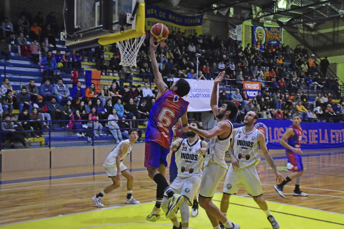 Troncoso anota para Roca en un gran partido que se definió en suplementario. Buen marco de público en el Gigante. Foto: Andrés Maripe. 