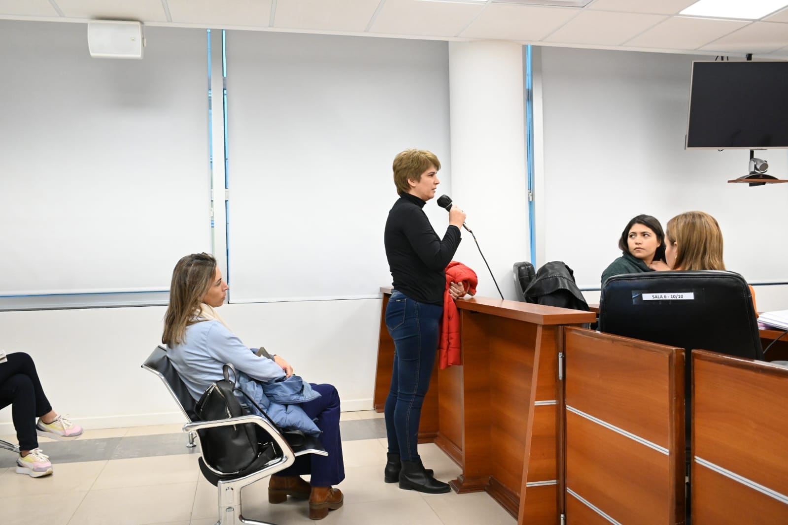 La magistrada le preguntó si estaba conforme con la resolución. "Sí, estoy de acuerdo", aseguró Laura. Foto Florencia Salto.