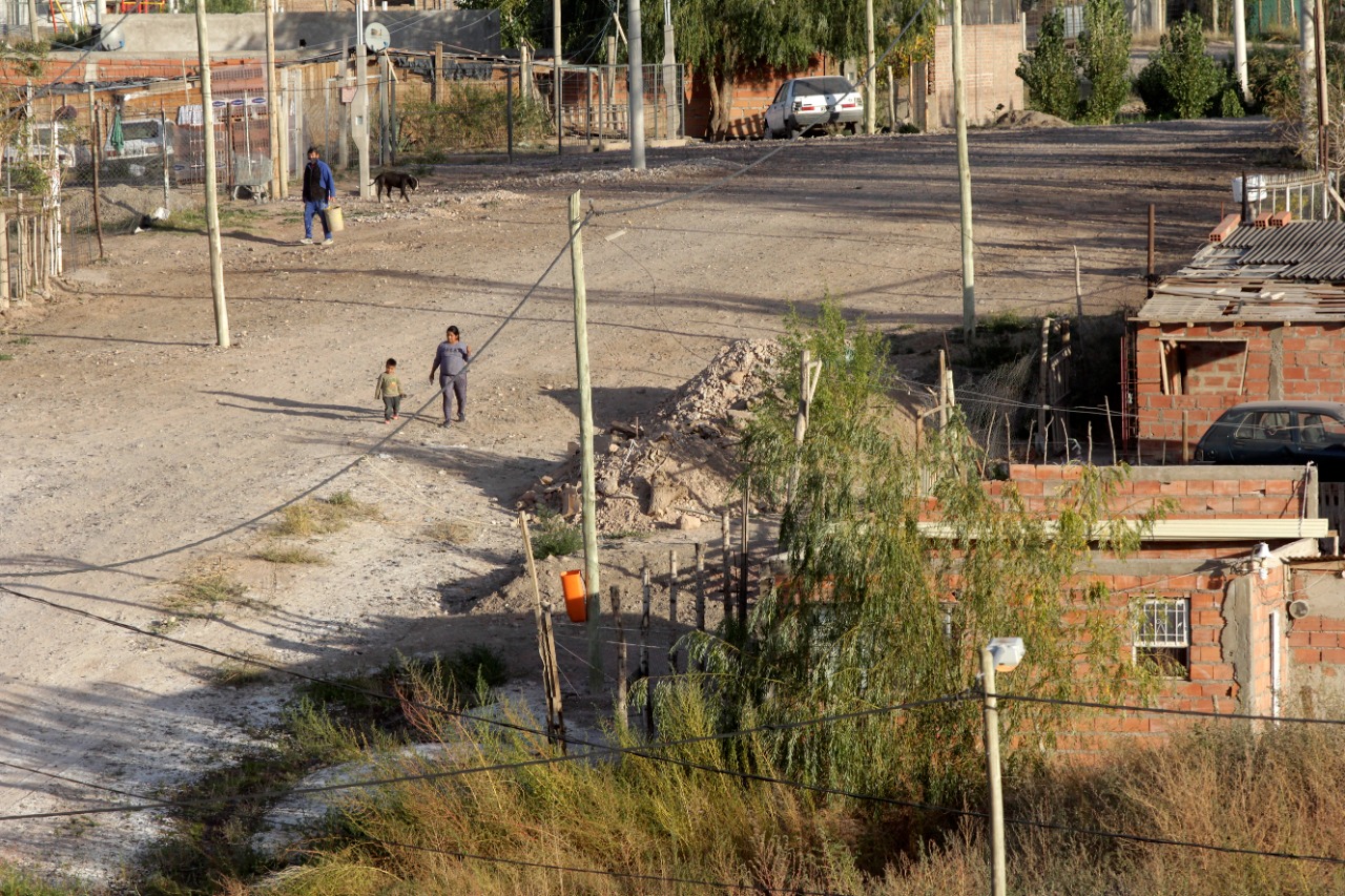 Ruca Antu tiene 20 años en Parque Industrial Neuquén, con la regularización, podrán tener servicios (foto Oscar Livera)