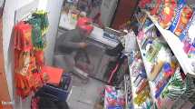 Imagen de Video: así asaltaron a punta de pistola a un comercio de Gran Neuquén Norte