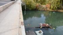 Imagen de El camión que cayó del Tercer Puente seguirá en el río Neuquén: temen por la gente que se arroja a robar y por la contaminación