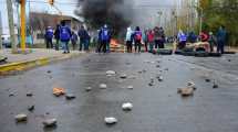 Imagen de Aumenta la tensión tras la llegada de policías al corte que realizan trabajadores del aserradero en Roca