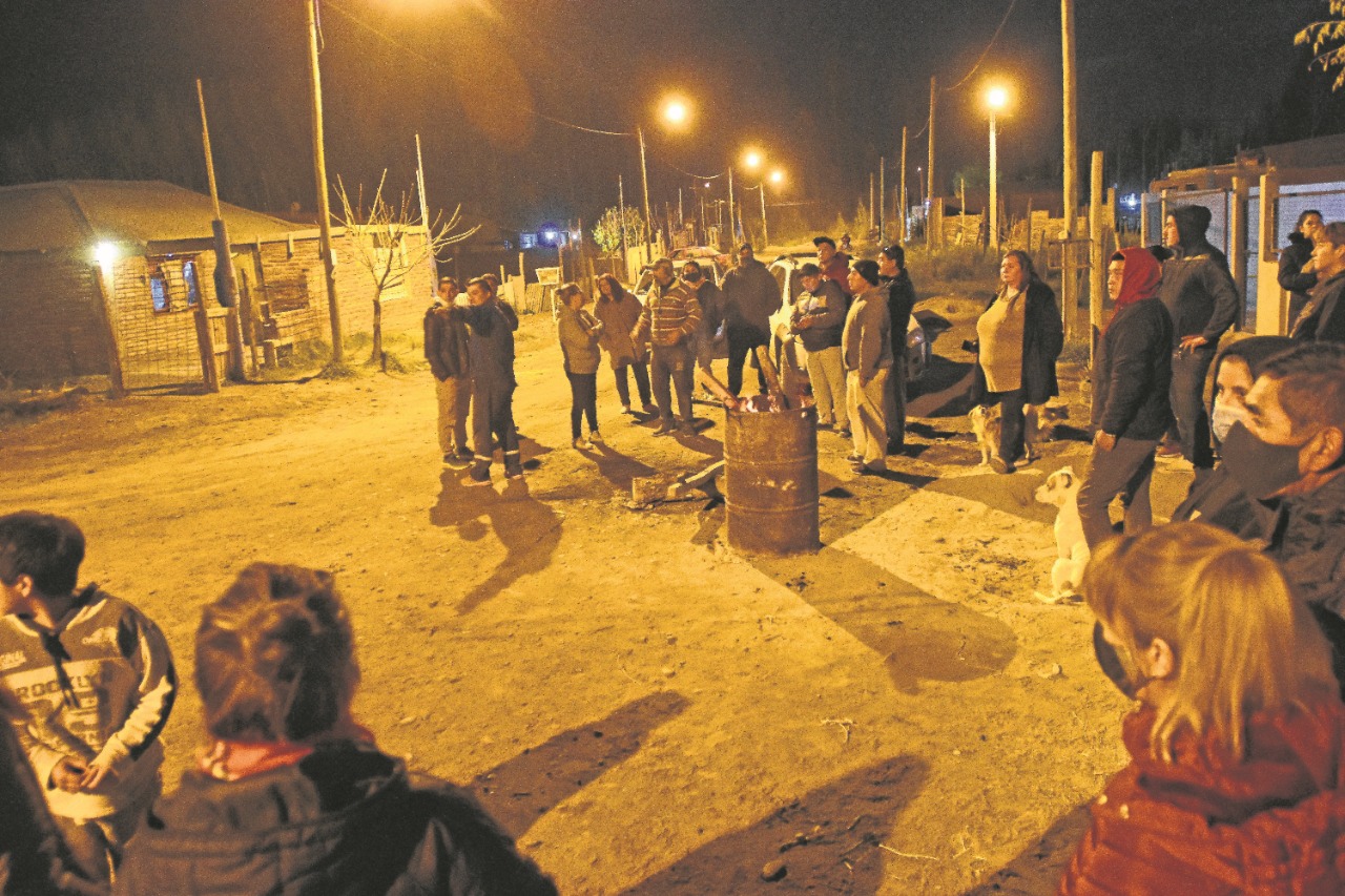 Aseguran que las reuniones sirven para bajar el tránsito de las motos por la zona. A un vecino intentaron venderles las herramientas que les robaron. Foto Andrés Maripe