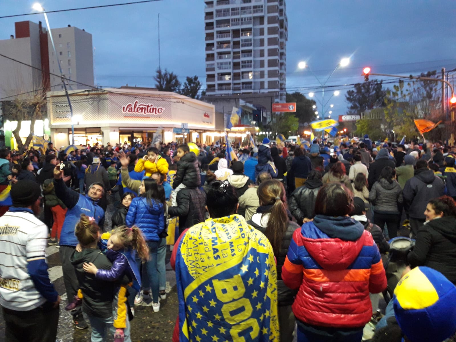 En la tradicional esquina se escucharon los cánticos de la hinchada xeneize. 