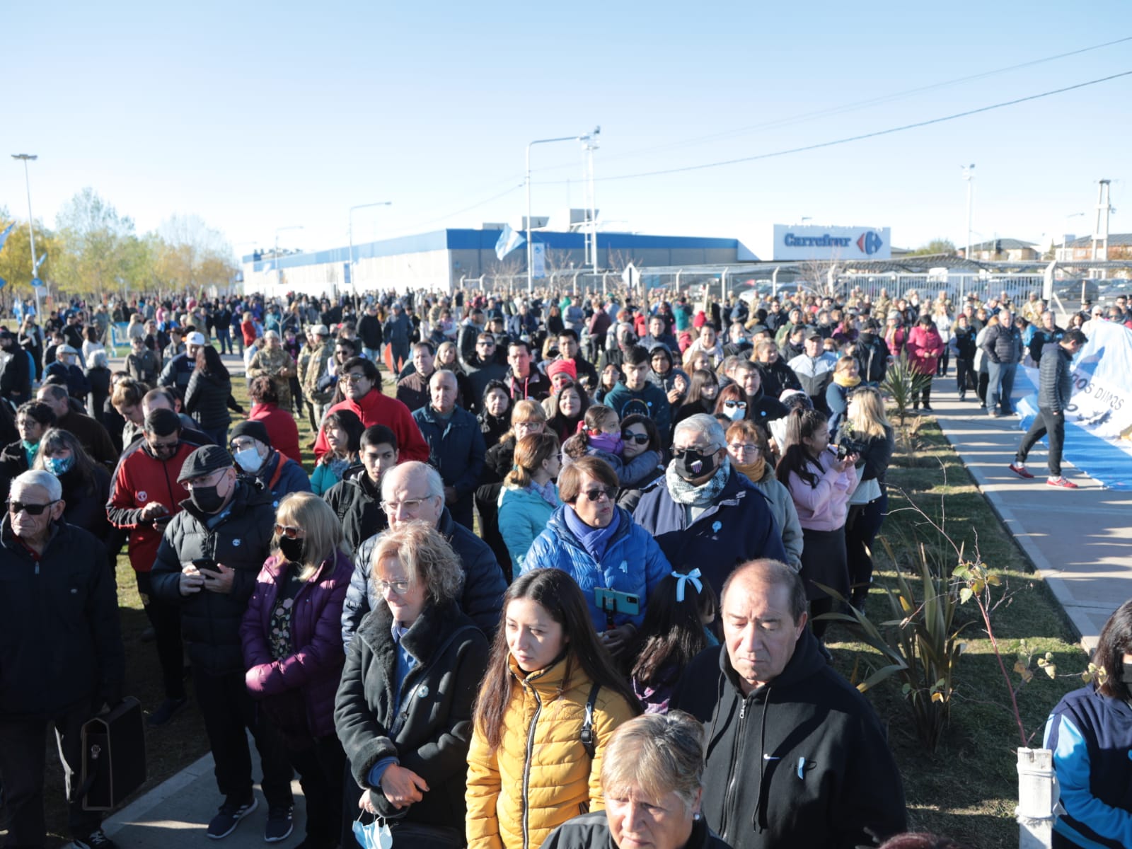 Muchos vecinos se acercaron a presenciar el acto en el barrio Unión de Mayo. Foto: Gentileza.