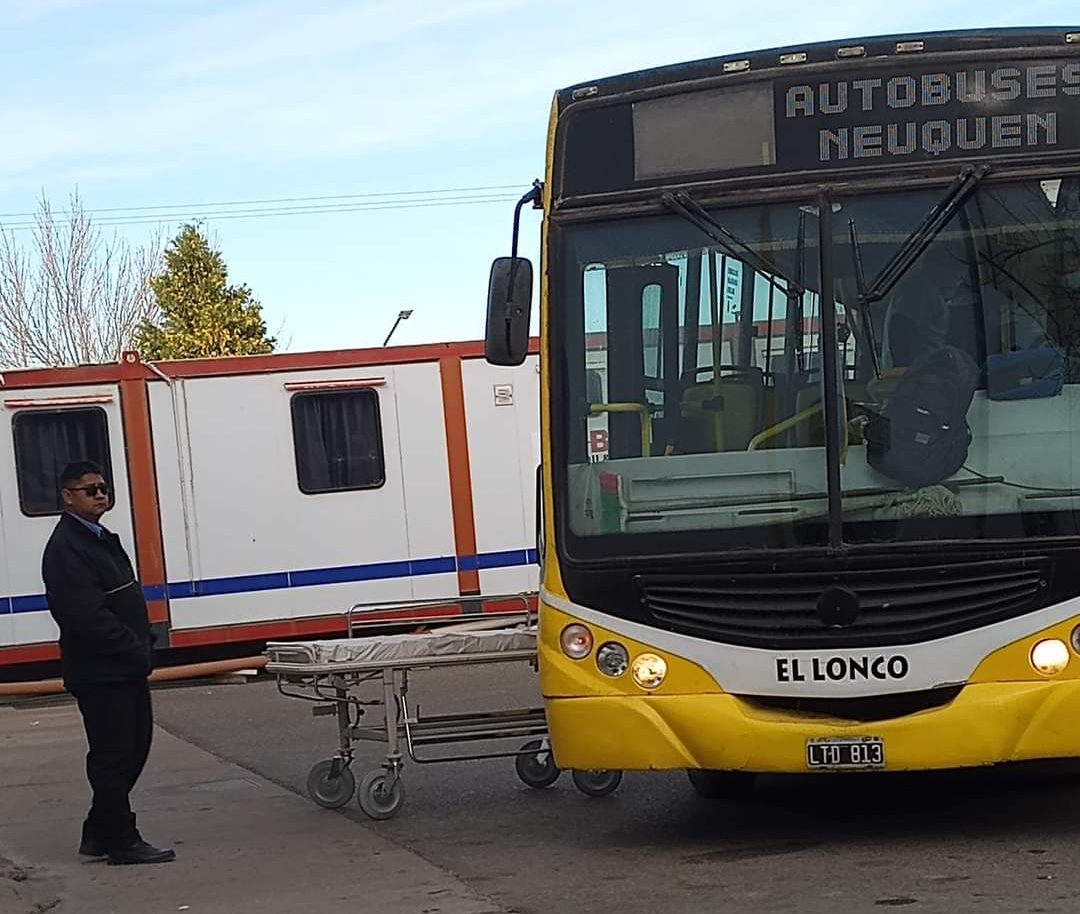 El colectivero de Neuquén desvió su recorrido al notar la urgencia del pasajero. Foto: Gentileza